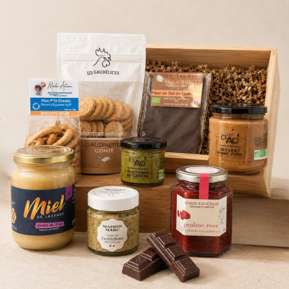 Coffret gourmand sucré-salé avec miel de lavande, pâte à tartiner à la praline rose, chocolat noir à la fleur de sel, biscuits artisanaux au comté, gressins au piment d’Espelette, crème d’épinard au Cantal, caviar de cornichons et dessert pomme-poire.