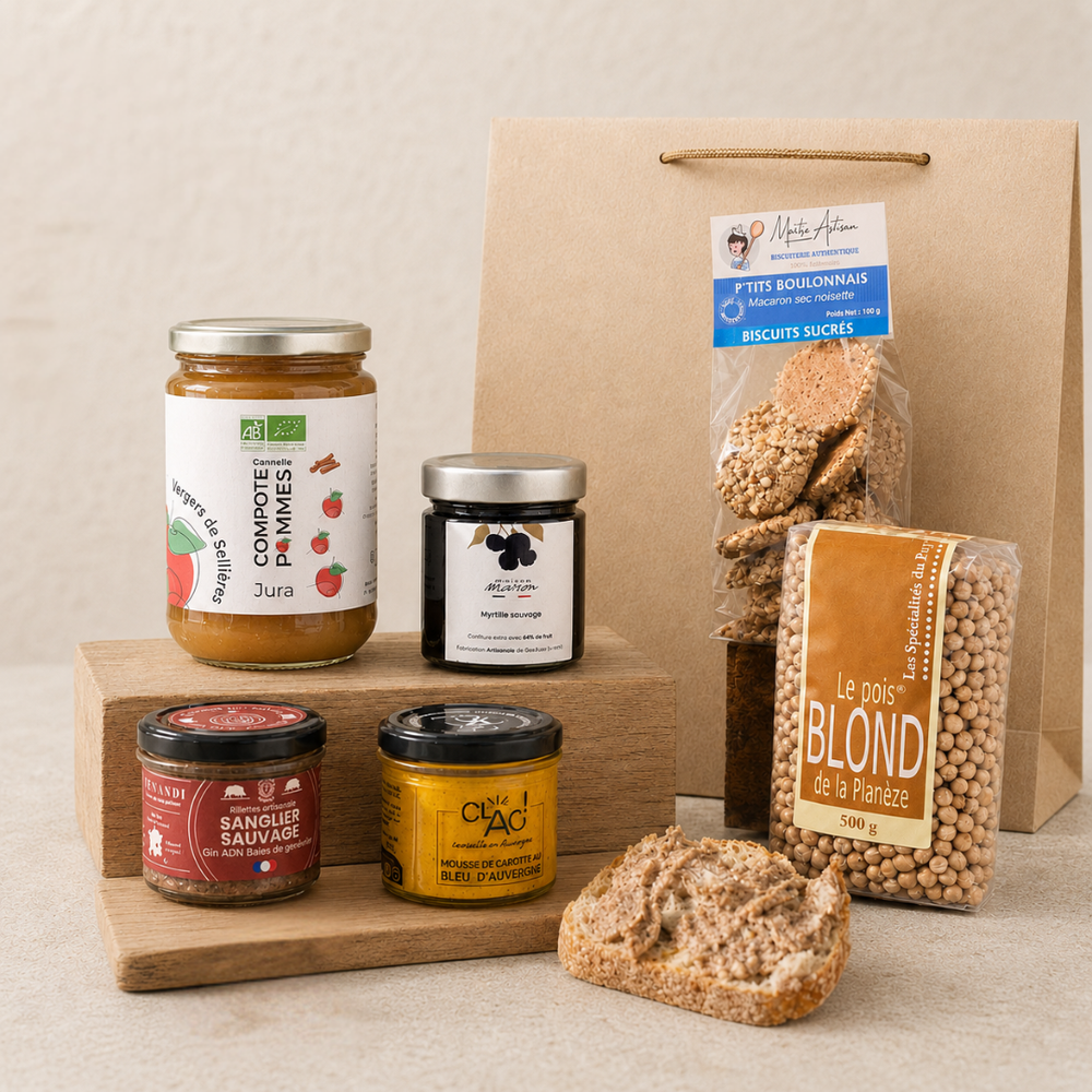 Panier gourmand terroir avec rillettes de sanglier, mousse de carotte au bleu d’Auvergne, compote de pommes canelle, confiture myrtille sauvage, pois blonds et biscuits artisanaux à la noisette.