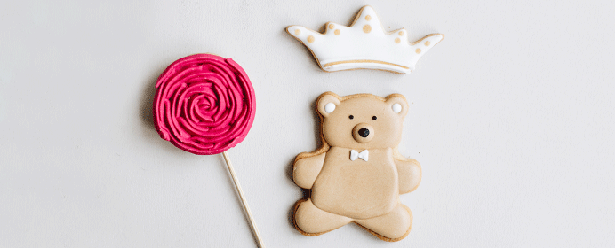 Sablés décorés artisanaux en forme d’ourson, de couronne et de sucette rose