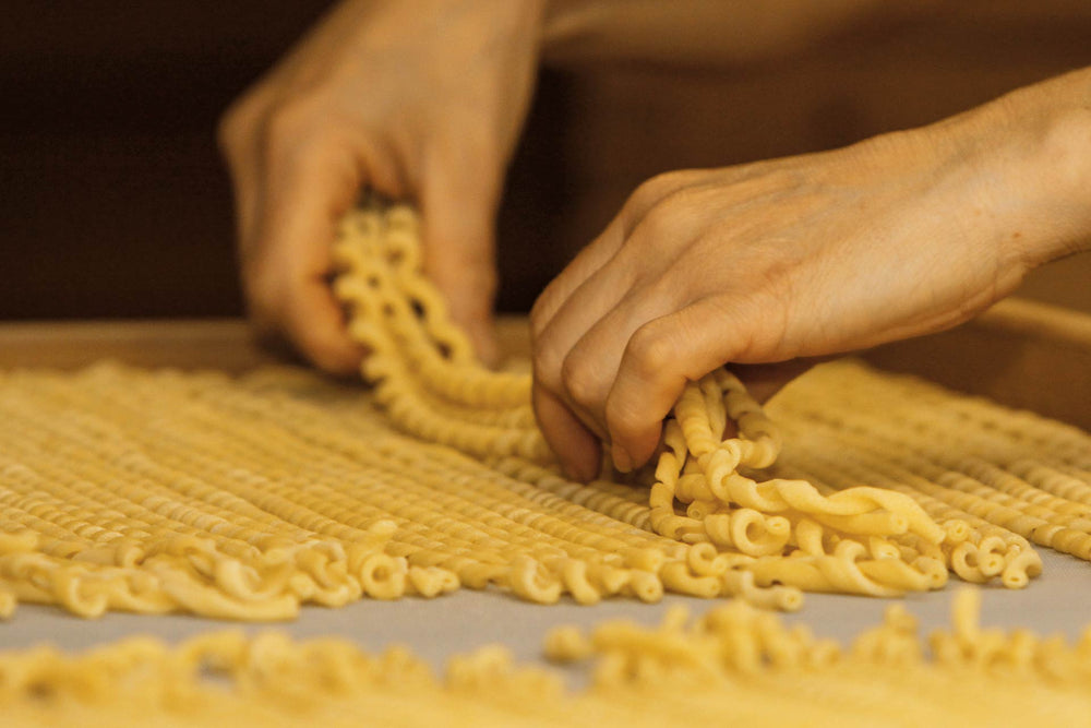 Premiato Pastificio AFELTRA est un atelier de production de pâtes artisanales de Gragnano IGP. Photo de pâtes roulées à la main.