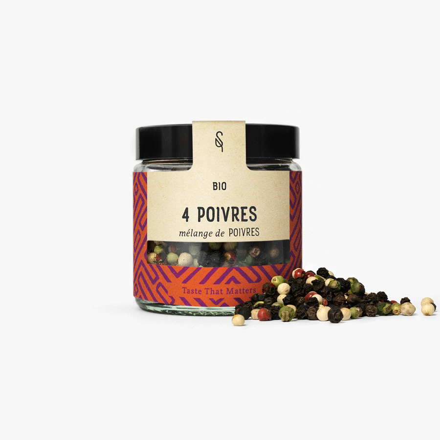 Pot en verre contenant un mélange de 4 poivres bio (noir, blanc, vert, rouge) avec une étiquette beige et des motifs rouges et violets. Le produit, intitulé "4 Poivres – Mélange de Poivres", est présenté avec des grains de poivre dispersés à l'avant, mettant en valeur sa composition naturelle et artisanale.