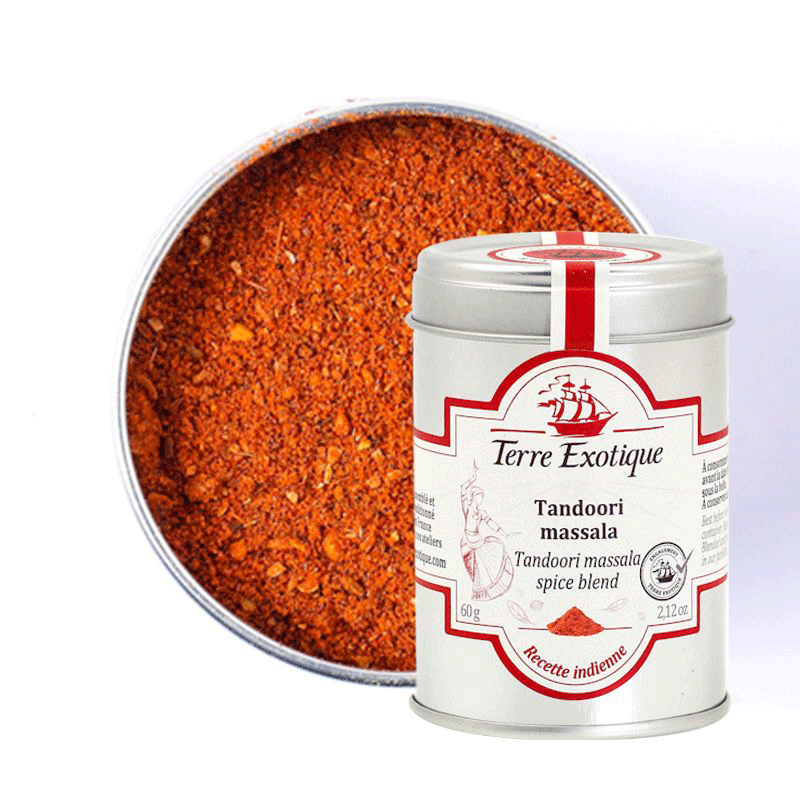 Boîte métallique de Tandoori Massala - Terre Exotique, mettant en avant un mélange d'épices indien emblématique. Le couvercle ouvert révèle une poudre rouge éclatante, riche en saveurs épicées et fumées.