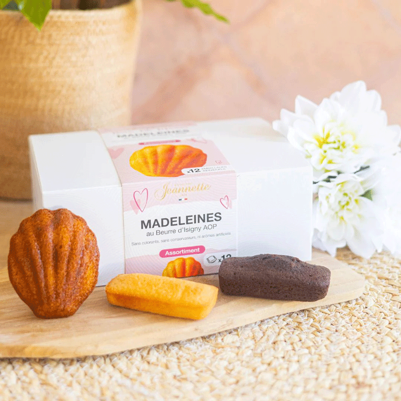 Madeleines artisanales au beurre d’Isigny AOP, assortiment de trois parfums sur planche en bois.