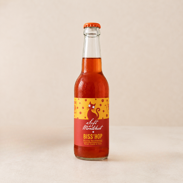 Boisson artisanale Biss’Hop au bissap houblonné en bouteille en verre, étiquette colorée sur fond clair.