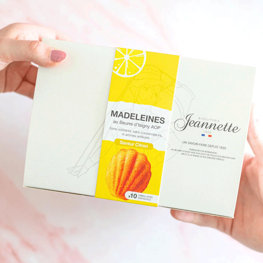 Boîte de madeleines citron au beurre d’Isigny AOP, Biscuiterie Jeannette, tenue dans les mains.