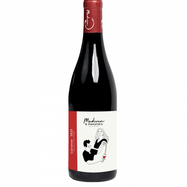 Bouteille de vin rouge « Madivin & Alexandra » Cairanne 2023. L’étiquette au design épuré présente une illustration minimaliste en noir et blanc d’un homme et d’une femme partageant un verre de vin. Une bande rouge sur le côté gauche indique l’appellation et le millésime. Le bouchon est recouvert d’une capsule rouge avec une inscription manuscrite blanche.