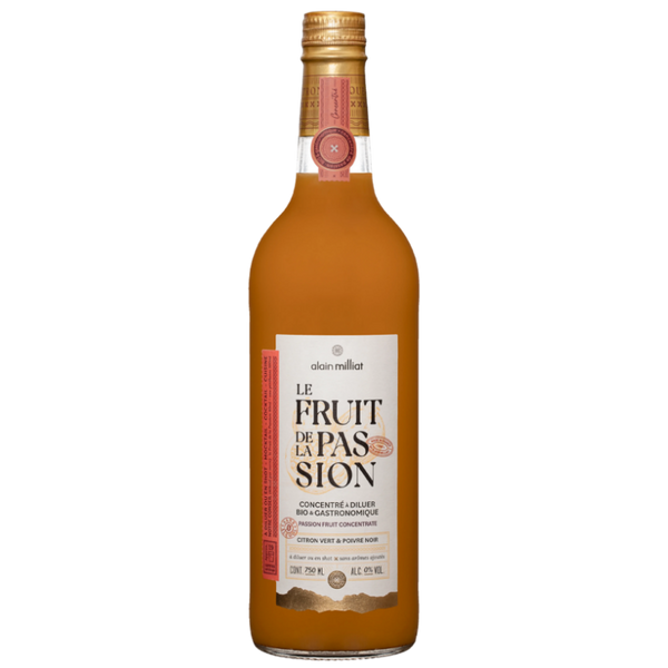 Bouteille de concentré de fruit de la passion Alain Milliat, liquide orangé et étiquette blanche.