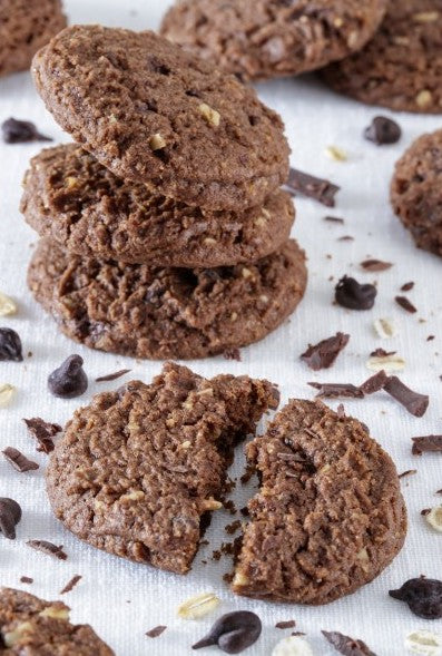 Cookies artisanaux au chocolat et flocons d’avoine, texture croustillante avec pépites de chocolat noir et éclats gourmands.