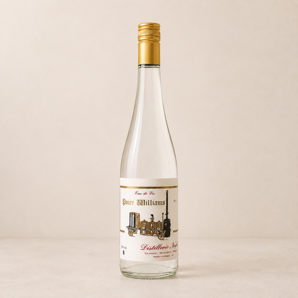 Eau-de-vie de poire Williams en bouteille transparente, capsule dorée et étiquette illustrée d’alambic, sur fond beige épuré. Distillerie Nalin.