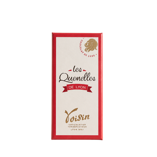 Boîte de Quenelles de Lyon Voisin, emballage rouge et blanc sur fond uni.