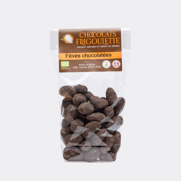 Sachet transparent de fèves de cacao chocolatées de la marque Chocolats Frigoulette. L'étiquette marron affiche le logo avec une cabosse de cacao, la mention "Chocolat équitable et créatif du Vercors", ainsi que la description "Fèves chocolatées". Indication "Pure origine São Tomé NOIR 75%" avec certification biologique et logo vegan.