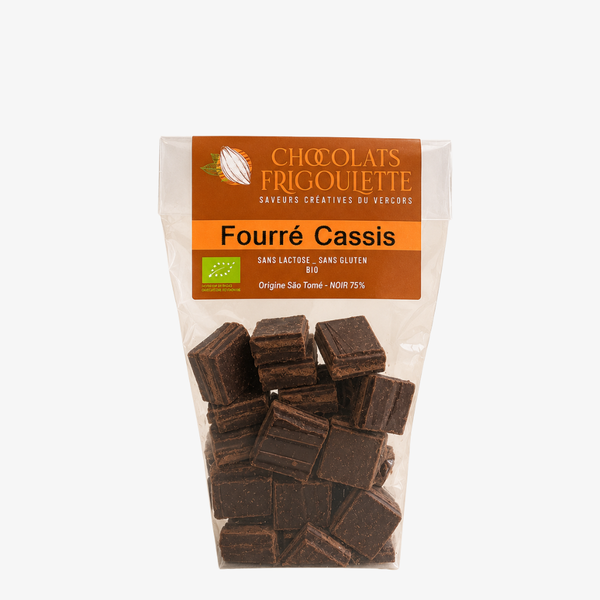 Chocolats noirs bio fourrés au cassis, sachet transparent avec étiquette Chocolats Frigoulette, sans gluten ni lactose.