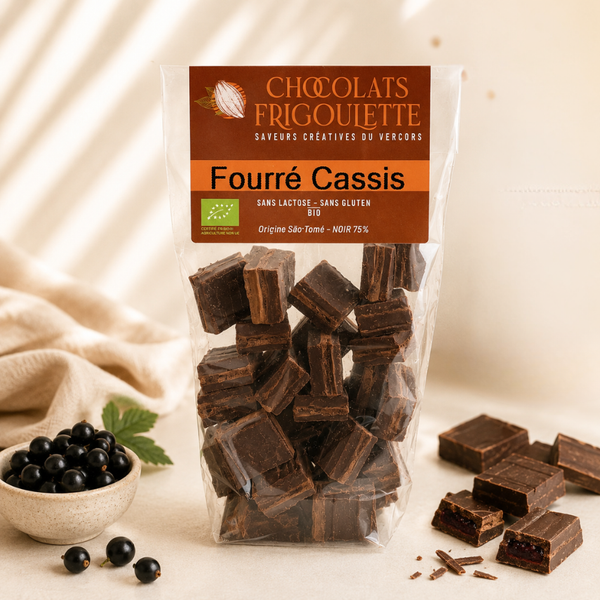 Chocolats noirs bio fourrés au cassis en sachet transparent, bouchées gourmandes sans gluten et sans lactose. La Frigoulette.