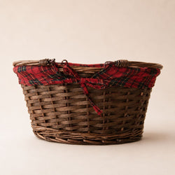 Panier cadeau en osier tressé avec doublure écossaise rouge, idéal pour coffret gourmand et produits du terroir.