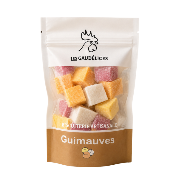 Guimauves colorées dans un sachet hermétique sur fond blanc. 
