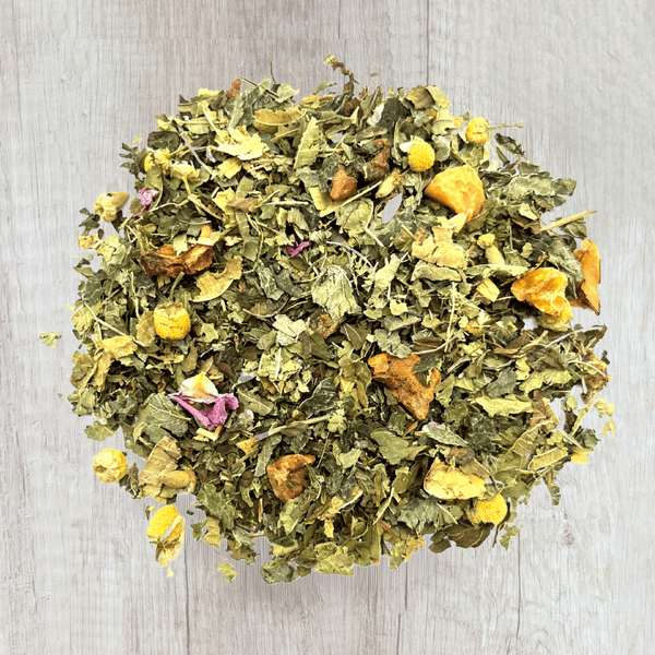 Mélange de plantes séchées aux teintes vertes, jaunes et orangées, composé de feuilles, pétales de fleurs, morceaux d’agrumes et fleurs de camomille entières. L’ensemble forme une infusion aux airs champêtres, aux parfums doux et apaisants. 