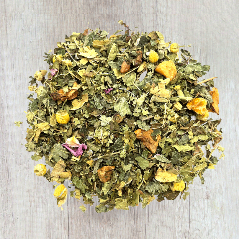 Mélange de plantes séchées aux teintes vertes, jaunes et orangées, composé de feuilles, pétales de fleurs, morceaux d’agrumes et fleurs de camomille entières. L’ensemble forme une infusion aux airs champêtres, aux parfums doux et apaisants. 