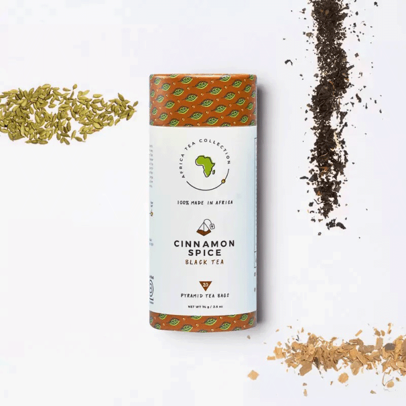 Boite de thé noir Cinnamon Spice entouré d’ingrédients : cardamome, feuilles de thé, éclats de cannelle.