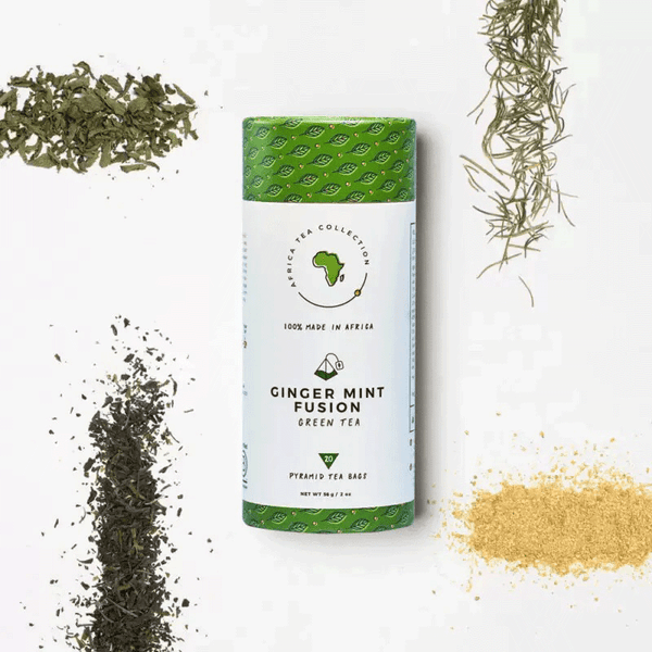 Tube de thé vert Ginger Mint Fusion sur fond blanc, entouré d’ingrédients secs comme la menthe et le gingembre.
