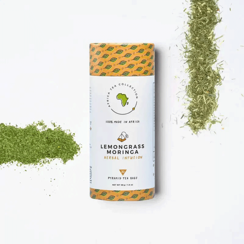 Boîte d’infusion citronnelle moringa sur fond blanc, entouré de feuilles séchées et poudre verte.
