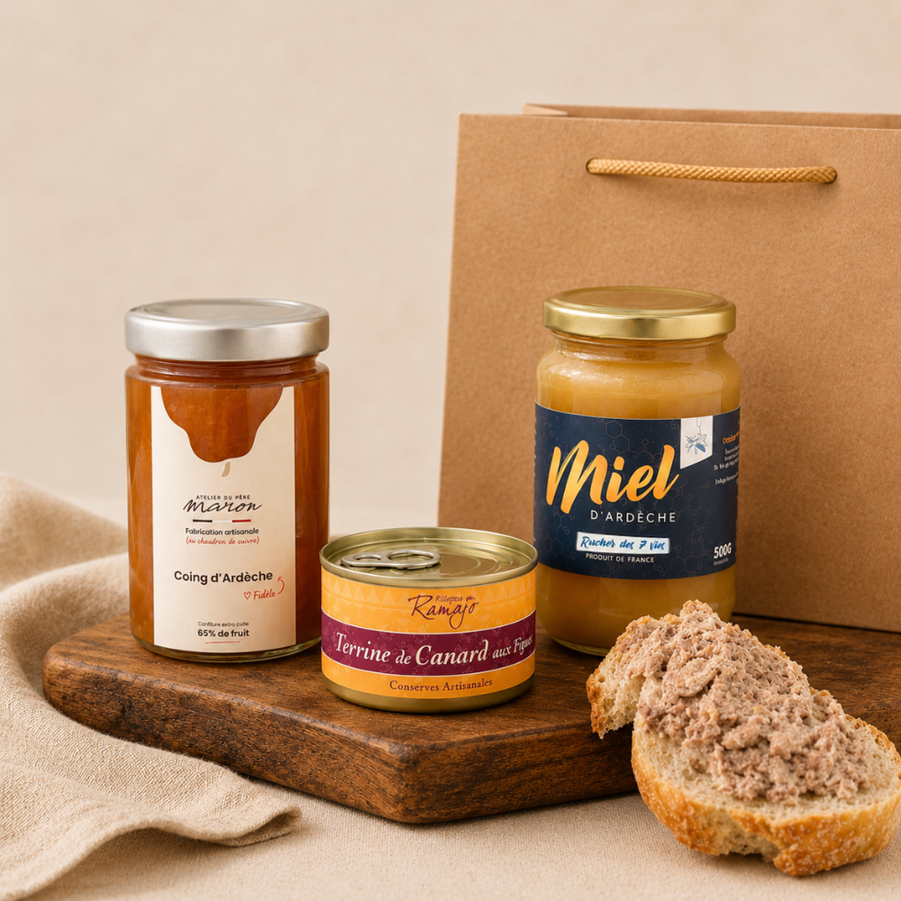 Panier gourmand sucré-salé avec miel d’Ardèche, confiture de coing artisanale, terrine de canard aux figues et tartine de terrine sur du pain.