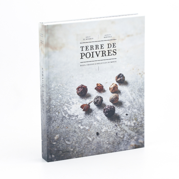 Livre Terre de Poivres, guide gastronomique dédié aux poivres, baies et épices du monde, avec couverture illustrée de grains de poivre.