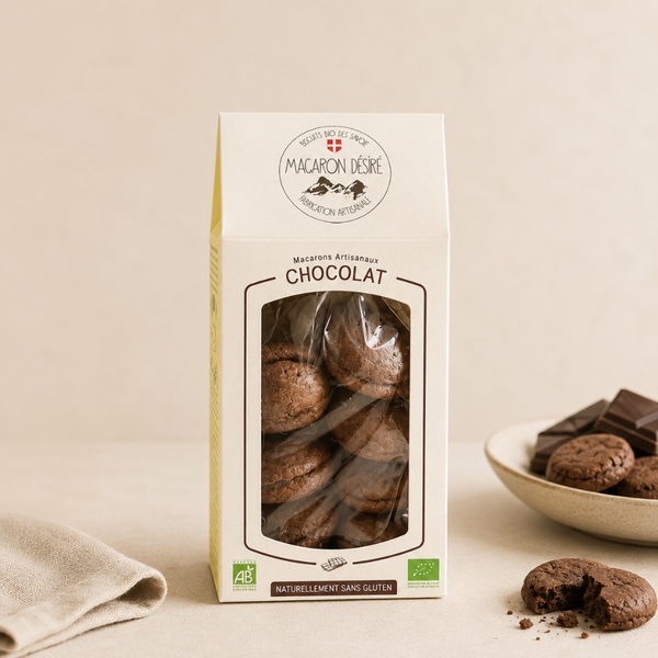 Macarons artisanaux au chocolat bio, biscuits sans gluten en boîte avec fenêtre transparente.