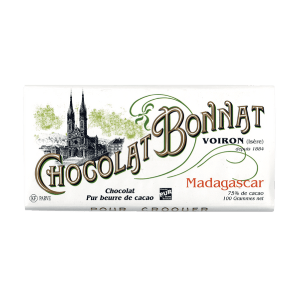Tablette de chocolat noir Bonnat Madagascar 75 % cacao. L'emballage est blanc, avec "Chocolat Bonnat" écrit en grande typographie dorée et verte au centre. Une illustration en noir d'une cathédrale est située sur la gauche. À droite, des mentions en petits caractères indiquent l’origine Madagascar et le pourcentage de cacao 75%.