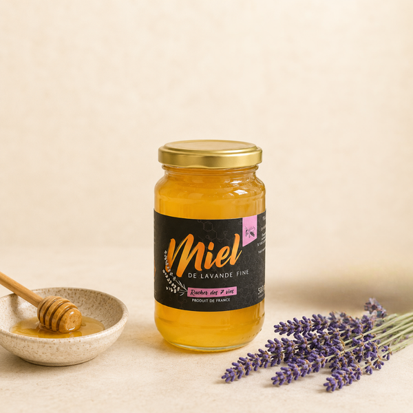 Pot de miel de lavande fine Le Rucher des 7 Vies, jaune doré, avec étiquette noire et dorée.