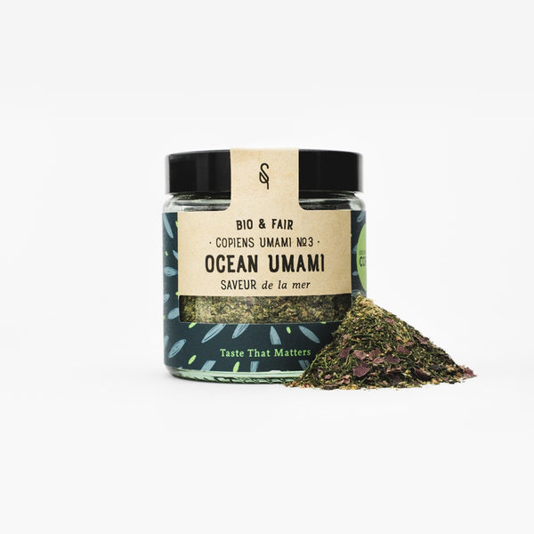 Pot de mélange Ocean Umami bio SoulSpice, algues séchées vertes et violettes, étiquette bleue marine à motifs.