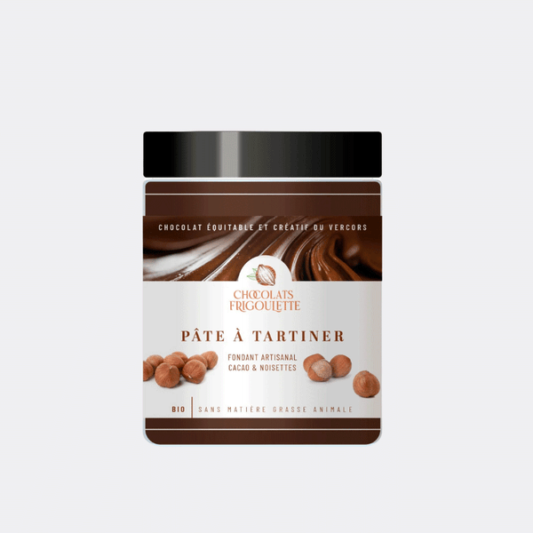 Pot de pâte à tartiner Frigoulette, étiquette marron et blanche avec des noisettes illustrées, mentionnant "Fondant artisanal cacao & noisettes" et "sans matière grasse animale".