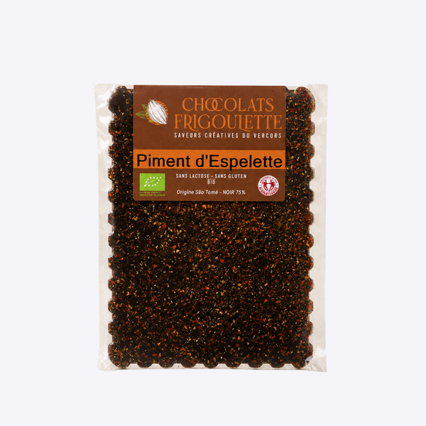 Tablette de chocolat noir bio 75 % au piment d’Espelette, texture épicée aux éclats rouges visibles.