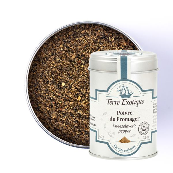 Poivre du Fromager Terre Exotique, mélange d’épices et poivres pour fromages, présenté en boîte métal avec texture moulue brun foncé visible.