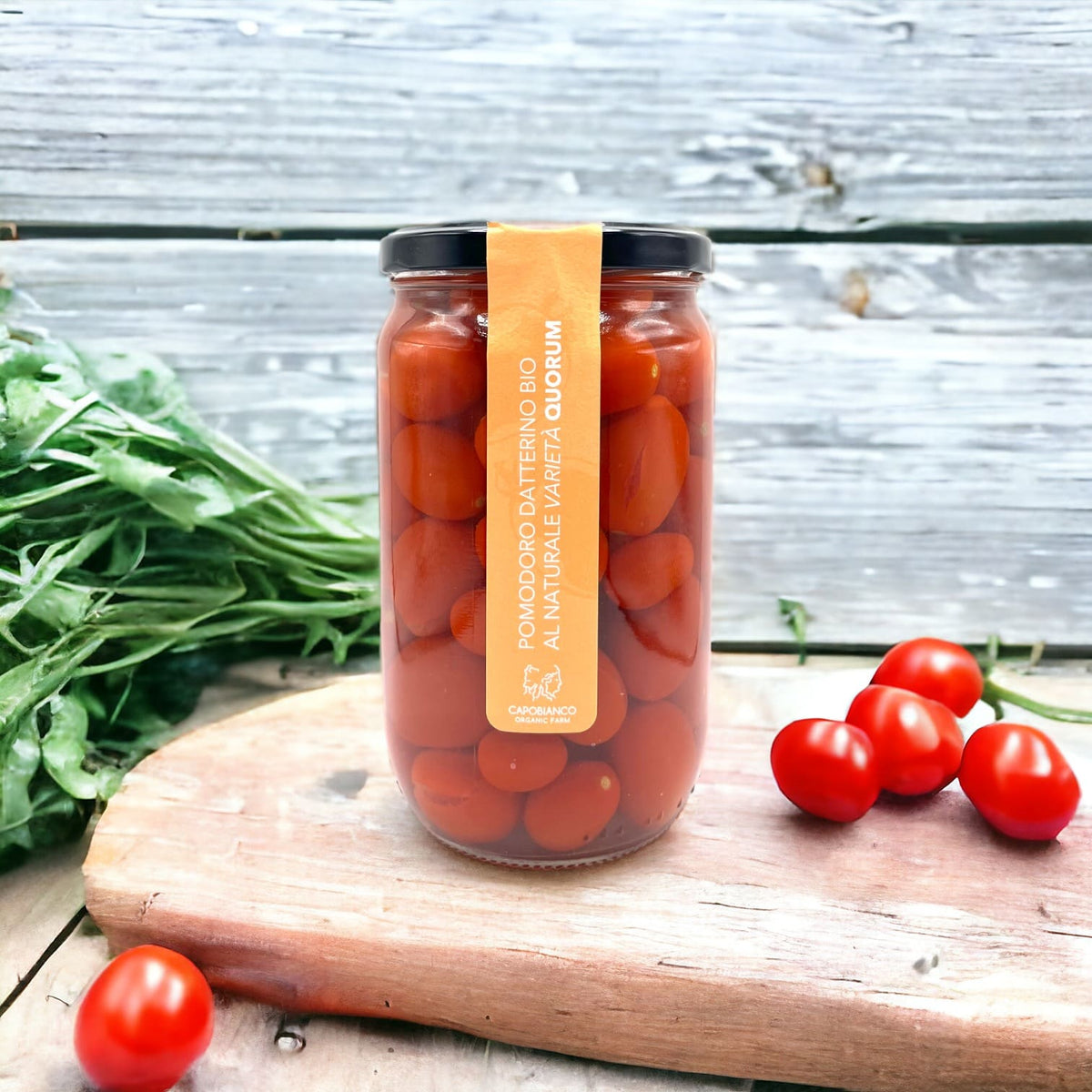 Tomates variété Datterino biologiques cueillies à la main lorsqu'elles sont complètement mûres, lavées et emballées avec de l'eau et du sel dans des bocaux en verre.
