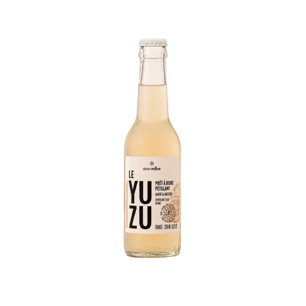 Boisson pétillante Le Yuzu Alain Milliat, bouteille en verre au design épuré, étiquette blanche et noire.