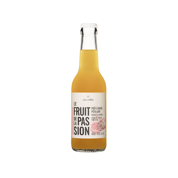 Bouteille de boisson pétillante Alain Milliat au fruit de la passion, étiquette blanche.