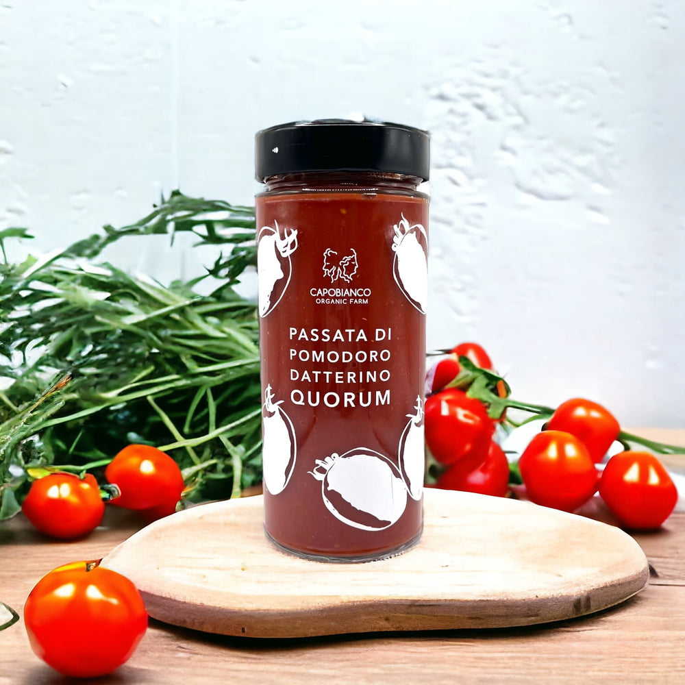 Purée de Tomates Datterino Bio - 550g |Tomates biologiques cueillies à la main lorsqu'elles sont complètement mûres, blanchiespendant quelques minutes dans de l'eau bouillante, réduites en purée et emballées dans des bocaux en verre.