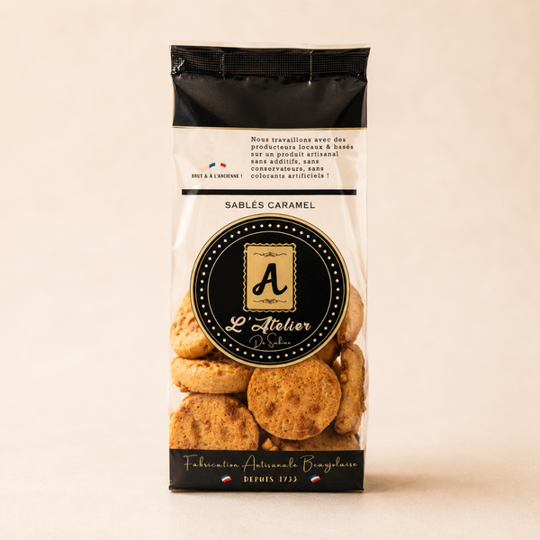 Sablés caramel artisanaux l'Atelier de Sabine en sachet transparent, biscuits croustillants aux éclats de caramel.

