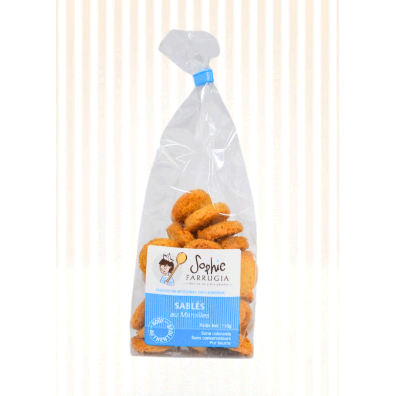  Sachet transparent de sablés "Sablés au Maroilles" de la marque Sophie Farrugia, étiquette bleue et blanche mentionnant "Sans colorants, Sans conservateurs, Pur beurre", présenté sur un fond à rayures beige clair.