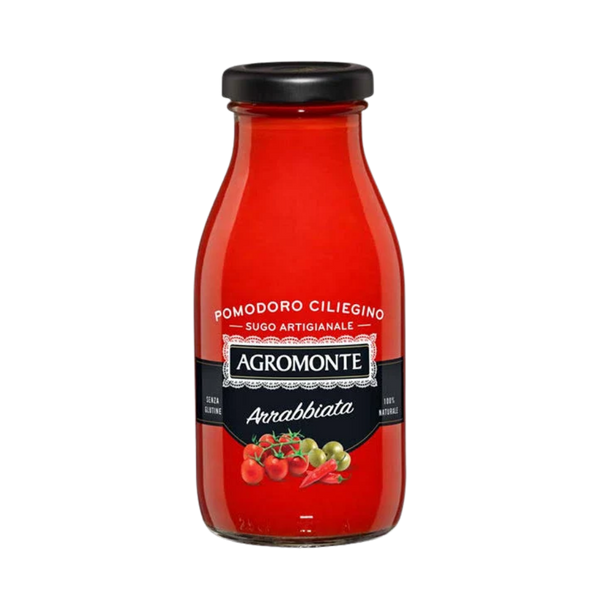 Sauce arrabbiata artisanale aux tomates cerises en bouteille en verre, coulis rouge vif, étiquette noire et rouge.