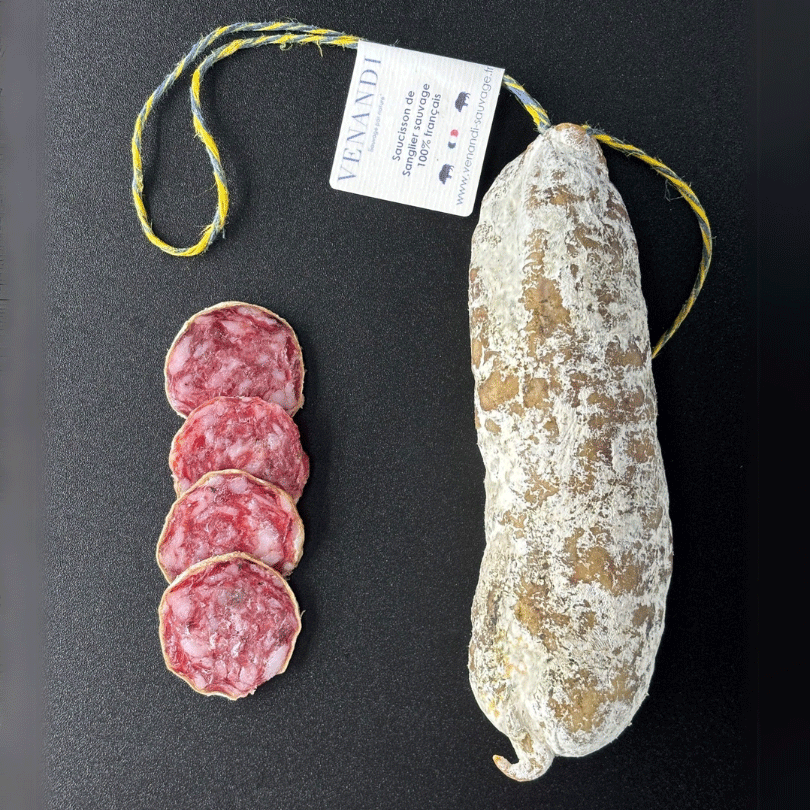 Saucisson de sanglier sauvage 100 % français tranché, présenté sur une surface noire avec son cordon d’origine et son étiquette « Venandi ».