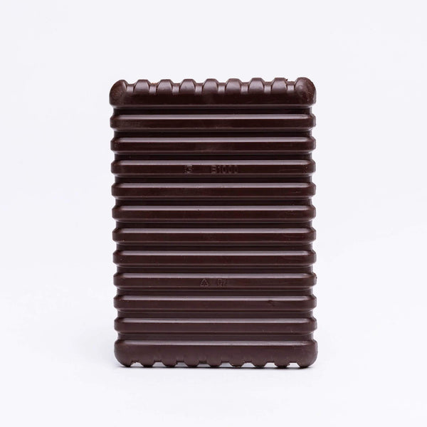 Tablette de chocolat noir 75% Bio nature La Frigoulette sur un fond clair.