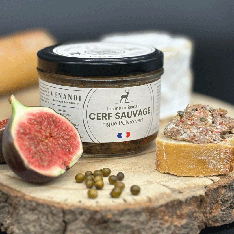 Terrine de cerf sauvage figue poivre vert avec figue fraîche, grains de poivre et toast.