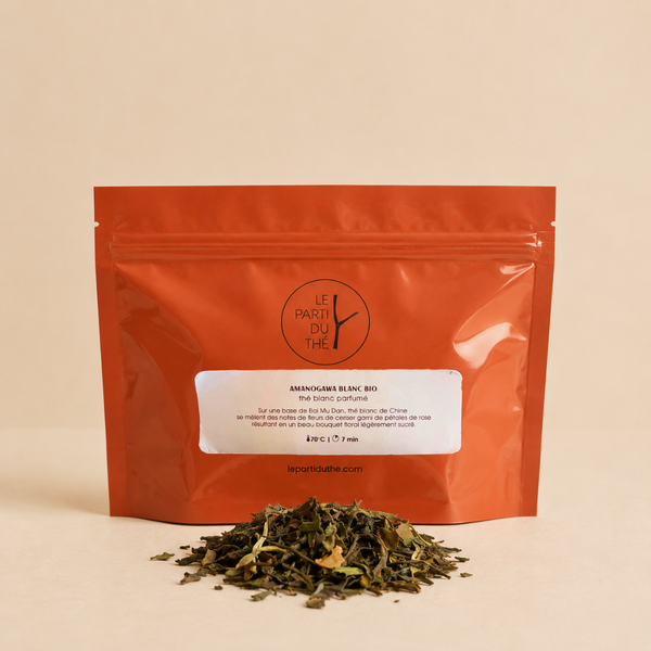 Thé blanc bio Amanogawa en sachet refermable rouge, feuilles en vrac présentées sur fond clair.
