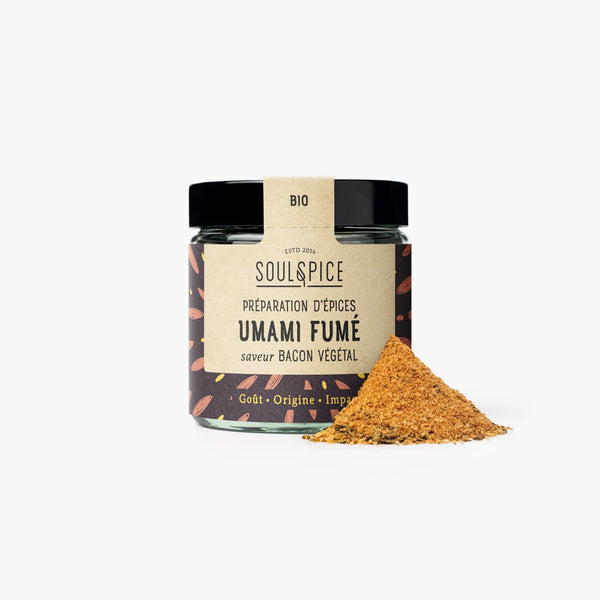 Préparation d’épices bio Umami Fumé SoulSpice, saveur bacon végétal, poudre d’assaisonnement présentée en pot en verre.