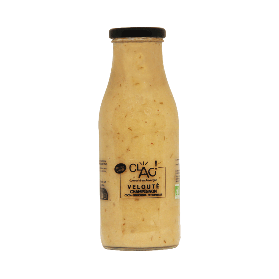 Bouteille en verre de velouté champignon, coco, gingembre et citronnelle bio de la marque CLAC. L’étiquette minimaliste noire mentionne ‘Édition limitée, concocté en Auvergne’ avec un logo sobre. Le velouté a une texture crémeuse et une teinte beige parsemée de petits éclats. La bouteille est scellée avec un bouchon noir.