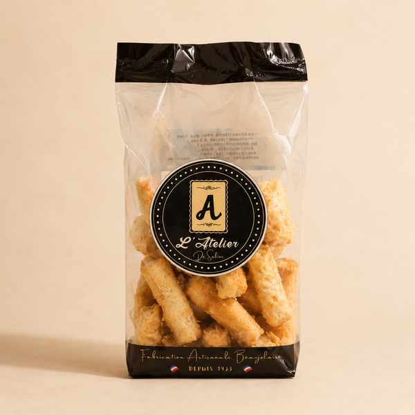 Sachet transparent de feuilletés artisanaux L’Atelier de Sabine, dorés et croustillants, avec étiquette noire élégante.