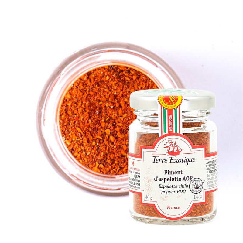 Le Piment d'Espelette AOP est un piment rouge très aromatique et peu piquant. Attention : Ce piment est d’une puissance de 4/10 (chaud) sur l’échelle de Scoville (1 500 à  2 500 unités Scoville).  Piment d'Espelette AOP de France - Terre Exotique - 40 gr.