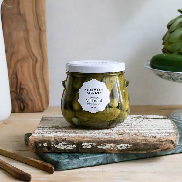 Maison Marc produit des cornichons malossol exclusivement français, qui sont cultivés sans herbicide ni insecticide, récoltés à la main et conditionnés sans l'ajout de conservateurs. 